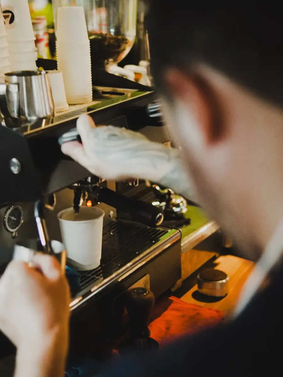 Thiago extraindo um espresso na barra do laboratório
